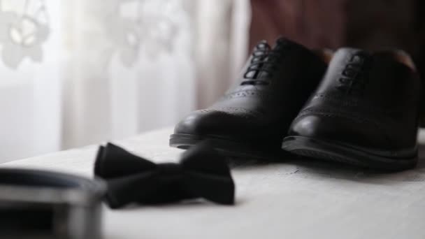 Mens kiegészítők, pillangó cipők és öv. — Stock videók