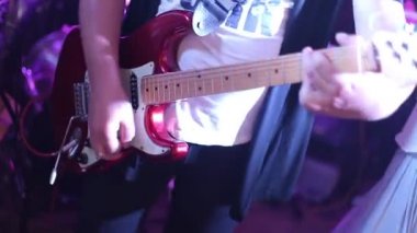 Mans elleri düğün elektro gitar oynarken.