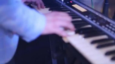Mans elleri düğün piyano tuşları oynarken