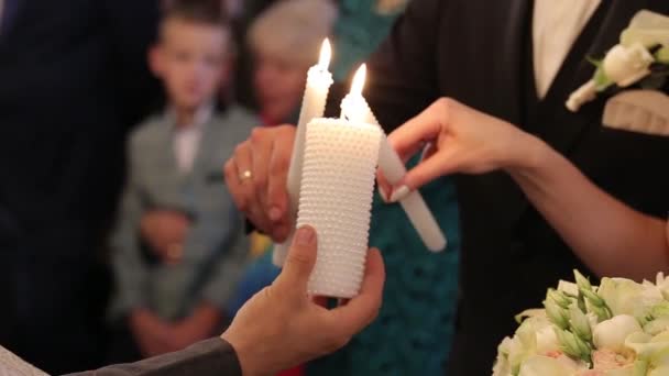 Brides światła preists świeca w kościele na ceremonii ślubnej — Wideo stockowe