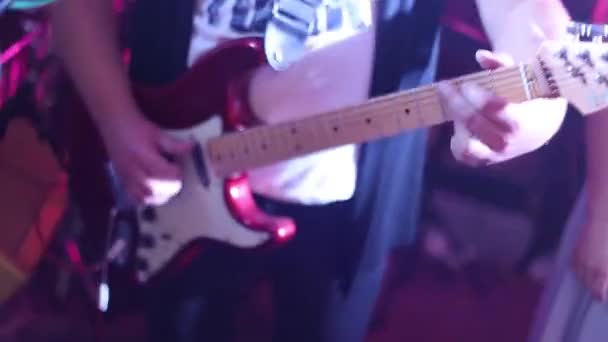 Mans mãos tocando guitarra electro na festa de casamento . — Vídeo de Stock