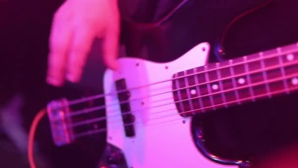 Mans handen spelen basgitaar gitaar op huwelijksfeest. — Stockvideo