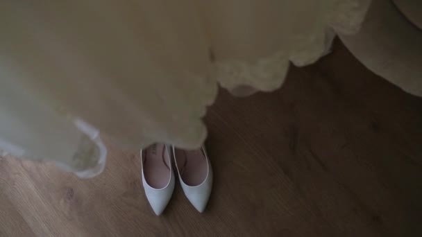 Gelinler ayakkabı ve gelinlik düğün sabahı. — Stok video