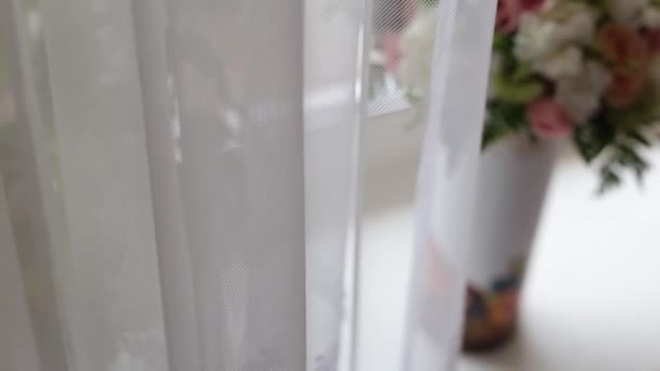 Nádherná svatební kytice v bílém okně. — Stock video