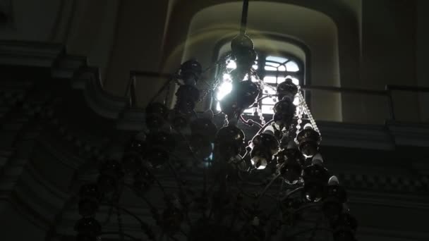Schöne Linse flackert bei Sonnenstrahlen durch Kirchenfenster — Stockvideo