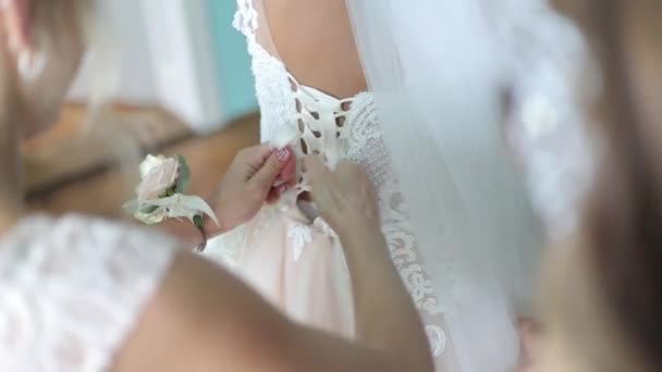 Close-up de volta da jovem noiva se preparando para a cerimônia de casamento. Fechar as mãos femininas . — Vídeo de Stock