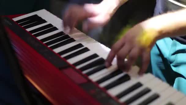 Musikern spelar på tangentbordet synthesizer piano Keys. Musiker spelar ett musikinstrument på bröllopsfesten — Stockvideo