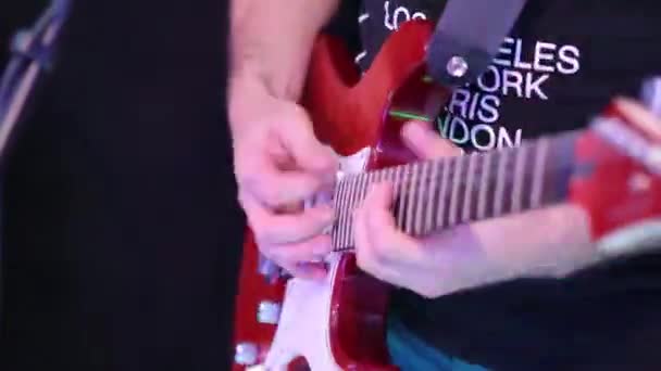 Homem guitarrista tocando guitarra elétrica na festa de casamento — Vídeo de Stock