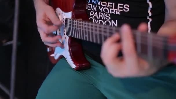 Мужчина-гитарист играет на электрогитаре на свадьбе — стоковое видео