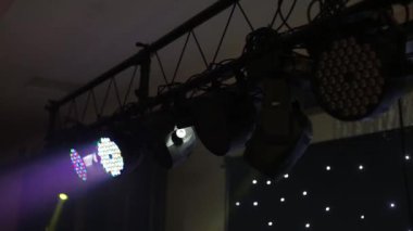 Sahne ışıkları stüdyoda parlıyor. Sorunsuz döngü animasyonu.