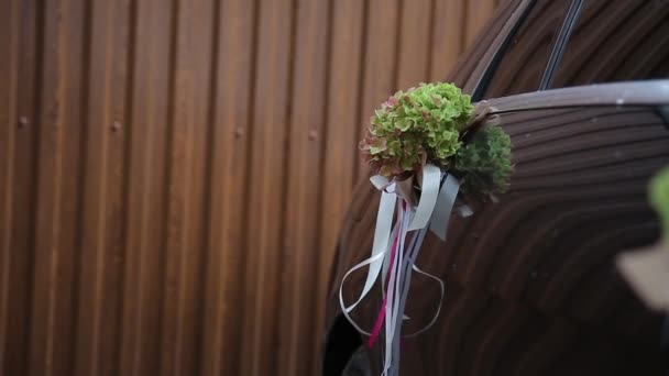 Porta do carro preto decorado com flores — Vídeo de Stock