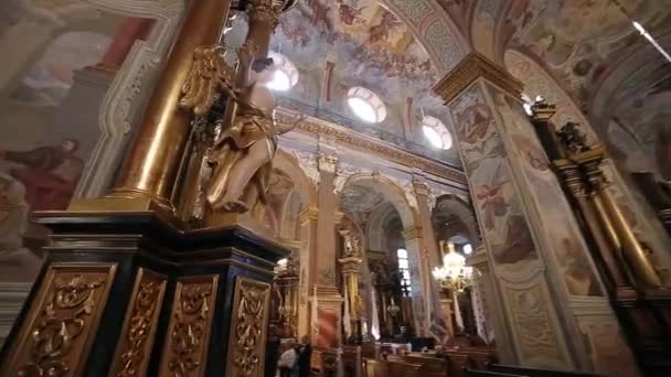 Interiér katolického kostela — Stock video