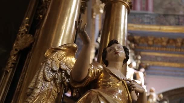 Interior de la iglesia católica — Vídeo de stock