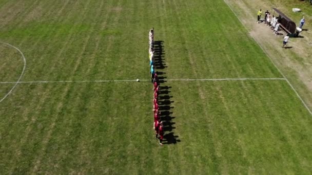 Lviv, Ukraine - 28. Juni 2019 zwei Fußballmannschaften hören Hymnen vor dem Fußballspiel. Luftaufnahme. — Stockvideo