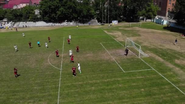 Lviv, Oekraïne-juni 28 2019 2 voetbalteams spelen wedstrijd. Luchtfoto. — Stockvideo