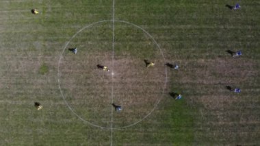 Havadan üst dikey atış: futbol maçı başlangıç