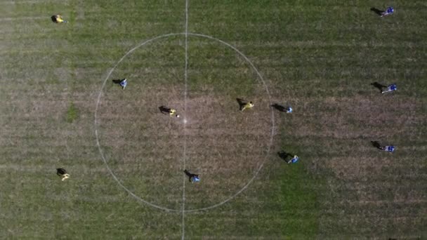 Antenne boven verticaal schot: voetbalwedstrijd start — Stockvideo