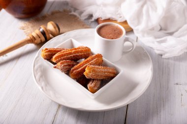 Kurabiye. Kızarmış buğday unu hamuru, İspanya, Meksika ve diğer ülkelerde sıcak çikolata ya da kahvenin eşlik ettiği kahvaltıda ya da atıştırmaya alışıktır..