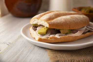 Meksika jambonlu sandviçi, Meksika 'da buna Torta de Jamon denir, Meksika tortası' nın en popüler sandviçi ve tarifi kimin hazırladığına bağlı olarak değişir, bolillo veya telera ekmeğinden yapılır..