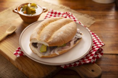 Meksika jambonlu sandviçi, Meksika 'da buna Torta de Jamon denir, Meksika tortası' nın en popüler sandviçi ve tarifi kimin hazırladığına bağlı olarak değişir, bolillo veya telera ekmeğinden yapılır..