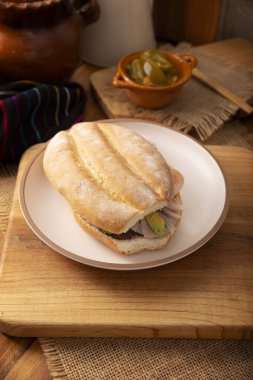 Meksika jambonlu sandviçi, Meksika 'da buna Torta de Jamon denir, Meksika tortası' nın en popüler sandviçi ve tarifi kimin hazırladığına bağlı olarak değişir, bolillo veya telera ekmeğinden yapılır..