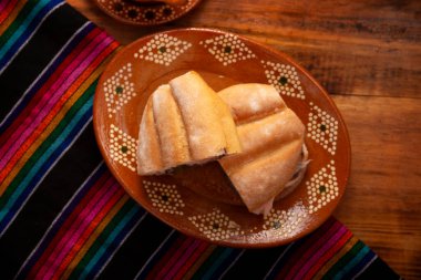 Meksika jambonlu sandviçi, Meksika 'da buna Torta de Jamon denir, Meksika tortası' nın en popüler sandviçi ve tarifi kimin hazırladığına bağlı olarak değişir, bolillo veya telera ekmeğinden yapılır..