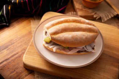 Meksika jambonlu sandviçi, Meksika 'da buna Torta de Jamon denir, Meksika tortası' nın en popüler sandviçi ve tarifi kimin hazırladığına bağlı olarak değişir, bolillo veya telera ekmeğinden yapılır..