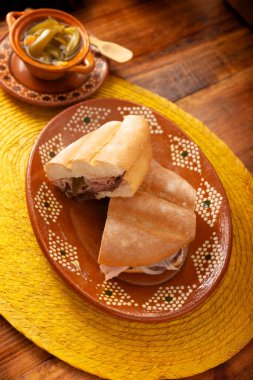 Meksika jambonlu sandviçi, Meksika 'da buna Torta de Jamon denir, Meksika tortası' nın en popüler sandviçi ve tarifi kimin hazırladığına bağlı olarak değişir, bolillo veya telera ekmeğinden yapılır..