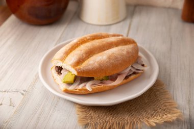 Meksika jambonlu sandviçi, Meksika 'da buna Torta de Jamon denir, Meksika tortası' nın en popüler sandviçi ve tarifi kimin hazırladığına bağlı olarak değişir, bolillo veya telera ekmeğinden yapılır..