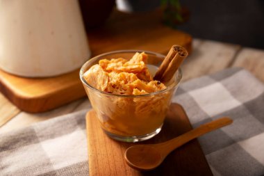 Chongos Zamoranolar. Şerbet ve tarçınla hazırlanmış dondurulmuş sütten yapılan Meksika tatlısı yumuşak, tatlı bir peynirinkine benzer bir kıvama sahiptir. Ev yapımı ve ayrıca konserve..