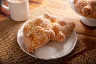 Pan de Muerto. Geleneksel Meksika tatlı ekmeği, ölüm günlerinde tüketilir. Meksika 'daki Dia de Muertos şenliğinin sunak ve adak törenlerinin ana unsurlarından biridir..