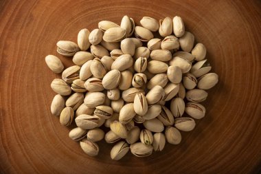 Çam fıstığı. Sağlıklı bir atıştırmalık, önemli bir sebze proteini, lif, sağlıklı yağ, vitamin ve mineral kaynağı. Atıştırmalık olarak ya da çok çeşitli tariflerde malzeme olarak yenebilir..