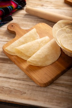 Un Tortillası, buğday unu, domuz yağı veya tereyağsız, özellikle Quesadillas, Burritos y Tacos 'ta olmak üzere Meksika' da her gün tüketilen düz bir ekmektir..