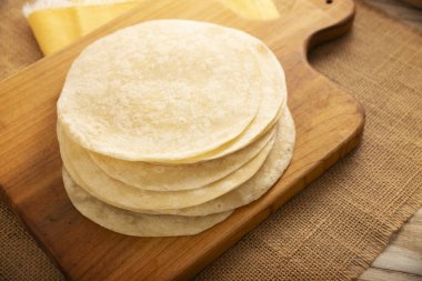 Un Tortillası, buğday unu, domuz yağı veya tereyağsız, özellikle Quesadillas, Burritos y Tacos 'ta olmak üzere Meksika' da her gün tüketilen düz bir ekmektir..