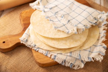 Un Tortillası, buğday unu, domuz yağı veya tereyağsız, özellikle Quesadillas, Burritos y Tacos 'ta olmak üzere Meksika' da her gün tüketilen düz bir ekmektir..