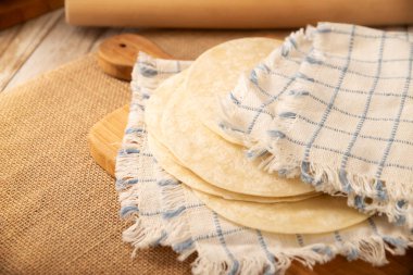 Un Tortillası, buğday unu, domuz yağı veya tereyağsız, özellikle Quesadillas, Burritos y Tacos 'ta olmak üzere Meksika' da her gün tüketilen düz bir ekmektir..