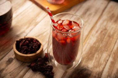 Hibiscus soğutucusu. Meksika 'da, Agua de Jamaica olarak bilinen, birden fazla sağlık yararına sahip olduğu söylenen amber çiçeğinden (Hibiscus sabdariffa) yapılan bir infüzyon. Sıcak ya da soğuk tadını çıkarabilir..