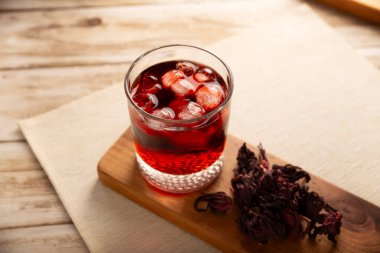 Hibiscus soğutucusu. Meksika 'da, Agua de Jamaica olarak bilinen, birden fazla sağlık yararına sahip olduğu söylenen amber çiçeğinden (Hibiscus sabdariffa) yapılan bir infüzyon. Sıcak ya da soğuk tadını çıkarabilir..
