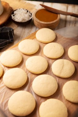 Alfajores için kurabiye. Latin Amerika 'da popüler olan geleneksel bir tatlı, üzerine pudra şekeri veya parçalanmış hindistan cevizi tozu katılmış, dulce de leche ile karıştırılmış iki kurabiyeden oluşur..