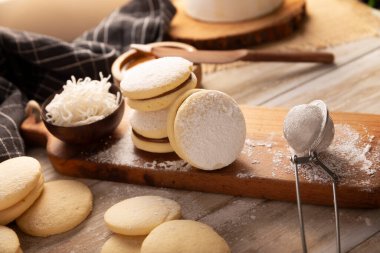 Alfajore 'lar. Latin Amerika 'da popüler olan geleneksel bir kurabiye, toz şeker, rendelenmiş hindistan cevizi veya çikolatayla kaplı bir sandviç oluşturan dulce de leche ile birleştirilmiş iki kurabiyeden oluşur..