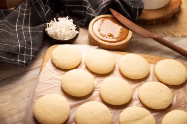 Alfajores kurabiyeleri. Latin Amerika 'da popüler olan geleneksel bir tatlı, üzerine pudra şekeri veya parçalanmış hindistan cevizi tozu katılmış, dulce de leche ile karıştırılmış iki kurabiyeden oluşur..