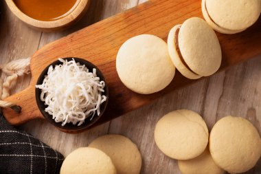 Alfajore 'lar. Latin Amerika 'da popüler olan geleneksel bir kurabiye, toz şeker, rendelenmiş hindistan cevizi veya çikolatayla kaplı bir sandviç oluşturan dulce de leche ile birleştirilmiş iki kurabiyeden oluşur..