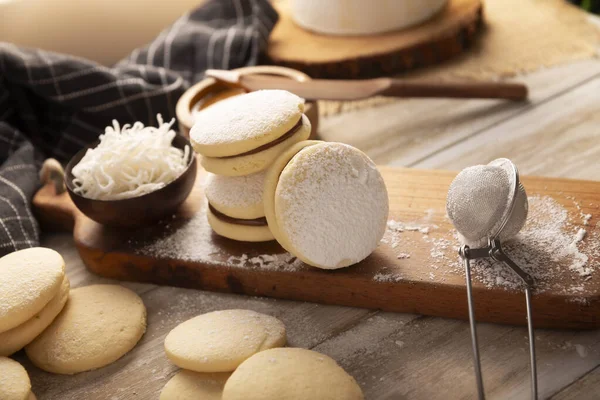 Alfajore 'lar. Latin Amerika 'da popüler olan geleneksel bir kurabiye, toz şeker, rendelenmiş hindistan cevizi veya çikolatayla kaplı bir sandviç oluşturan dulce de leche ile birleştirilmiş iki kurabiyeden oluşur..