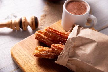 Kurabiye. Kızarmış buğday unu hamuru, İspanya, Meksika ve diğer ülkelerde sıcak çikolata ya da kahvenin eşlik ettiği kahvaltıda ya da atıştırmaya alışıktır..