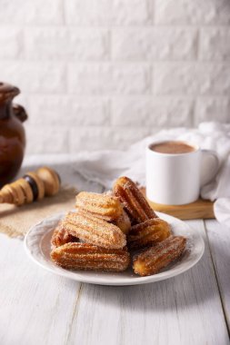 Kurabiye. Kızarmış buğday unu hamuru, İspanya, Meksika ve diğer ülkelerde sıcak çikolata ya da kahvenin eşlik ettiği kahvaltıda ya da atıştırmaya alışıktır..