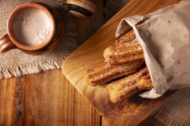 Kurabiye. Kızarmış buğday unu hamuru, İspanya, Meksika ve diğer ülkelerde sıcak çikolata ya da kahvenin eşlik ettiği kahvaltıda ya da atıştırmaya alışıktır..