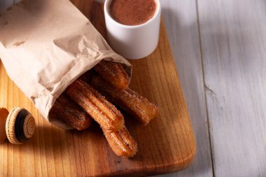 Kurabiye. Kızarmış buğday unu hamuru, İspanya, Meksika ve diğer ülkelerde sıcak çikolata ya da kahvenin eşlik ettiği kahvaltıda ya da atıştırmaya alışıktır..