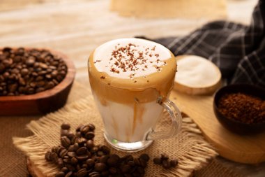 Dalgona Kahve, sütlü ve köpüklü kahve kremalı soğuk, tatlandırılmış bir içecek. Moda, ferahlatıcı ve kolay bir tarif..