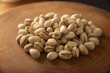 Çam fıstığı. Sağlıklı bir atıştırmalık, önemli bir sebze proteini, lif, sağlıklı yağ, vitamin ve mineral kaynağı. Atıştırmalık olarak ya da çok çeşitli tariflerde malzeme olarak yenebilir..