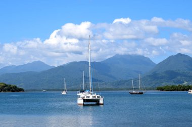 Yatlar ve yat limanında çapa Katamaran. Palawan. Filipinler.
